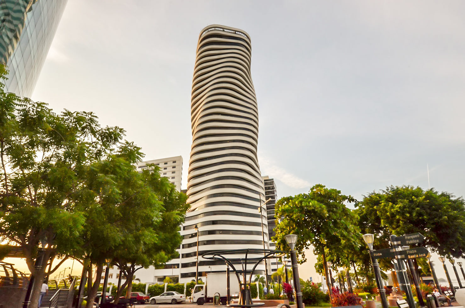 Oficina en alquiler en edificio The Point sector centro de Guayaquil