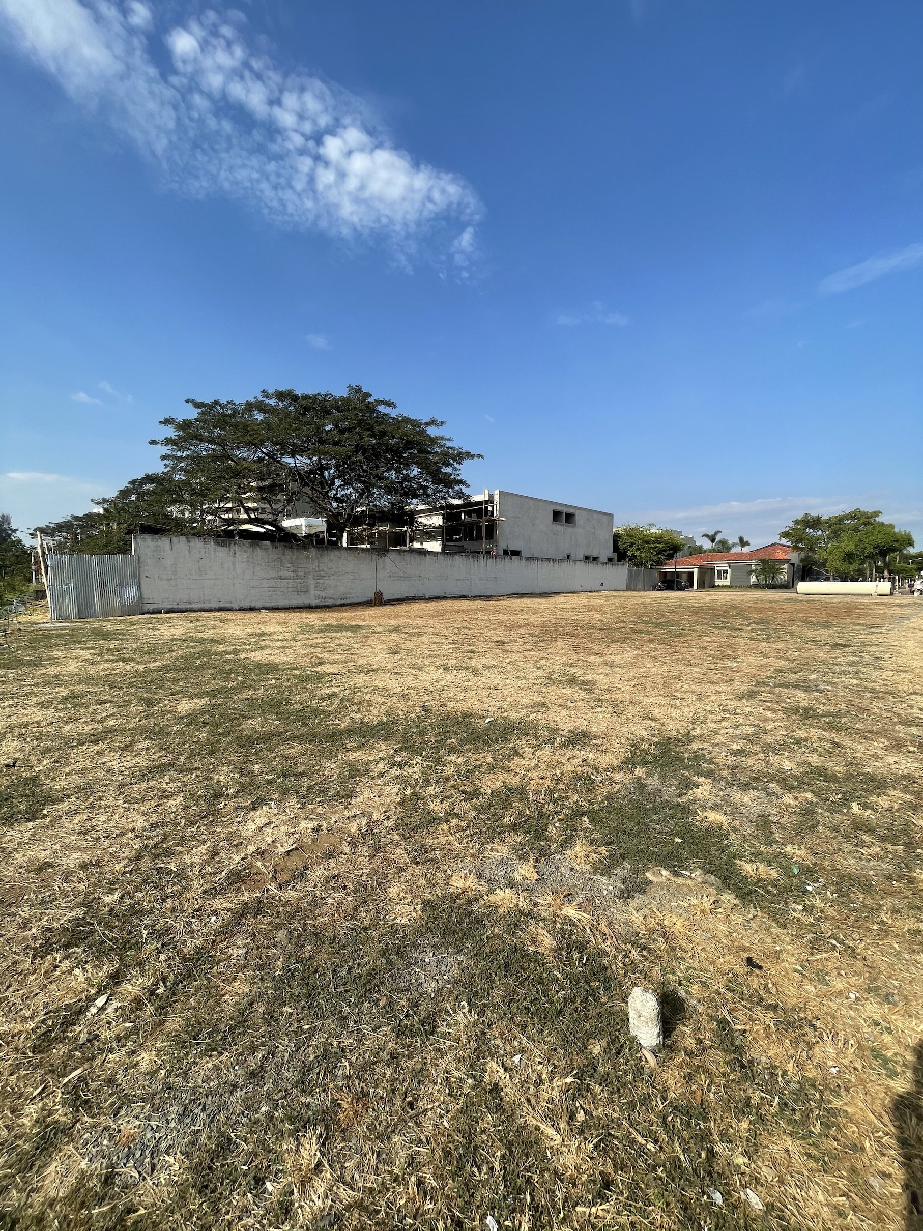 Terreno en venta ubicado en la urbanización Guayaquil Tenis, frente al