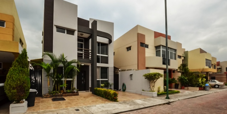 Casa en Venta en Urbanización Belo Horizonte Sector Vía a La Costa GeoBienes - Casa en Venta en Urbanización Belo Horizonte Sector Vía a La Costa - Plusvalia Guayaquil Casas de venta y alquiler Inmobiliaria Ecuador
