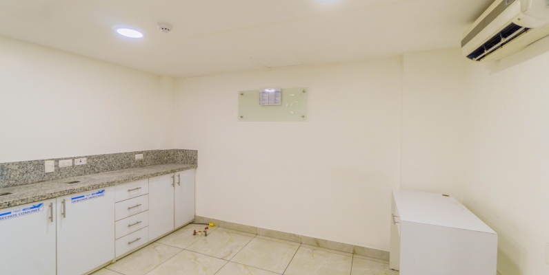 Oficina en alquiler planta baja ubicado en Urdesa, Norte de Guayaquil GeoBienes - Oficina en alquiler planta baja ubicado en Urdesa, Norte de Guayaquil - Plusvalia Guayaquil Casas de venta y alquiler Inmobiliaria Ecuador