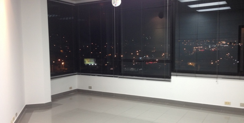 Alquiler de oficinas en Guayaquil. Ubicación estratégica local comercial y oficina en alquiler GeoBienes - Alquiler de oficinas en el sector Carlos J. Arosemena, Guayaquil - Plusvalia Guayaquil Casas de venta y alquiler Inmobiliaria Ecuador