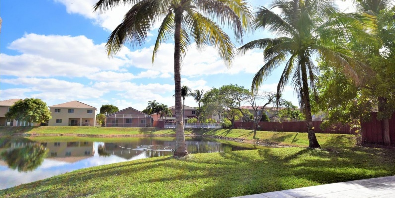Casa a la Venta en Miami - Dora Gardens GeoBienes - Casa a la Venta en Miami - Doral Gardens - Plusvalia Guayaquil Casas de venta y alquiler Inmobiliaria Ecuador