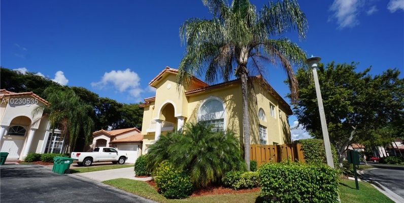 Casa a la Venta en Miami - DORAL ISLES CAYMAN GeoBienes - Casa a la Venta en Miami - DORAL ISLES CAYMAN - Plusvalia Guayaquil Casas de venta y alquiler Inmobiliaria Ecuador