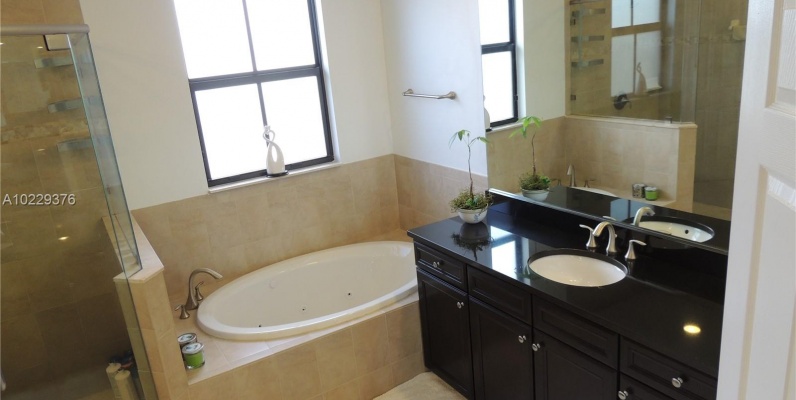 Casa a la Venta en Miami - Isles at Grand Bay Doral GeoBienes - Casa a la Venta en Miami - Isles at Grand Bay Doral - Plusvalia Guayaquil Casas de venta y alquiler Inmobiliaria Ecuador