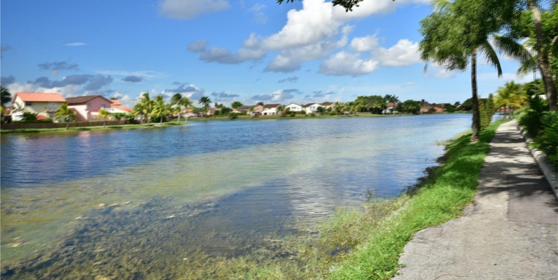 GeoBienes - Casa a la Venta en MIAMI, Tamiami Lakes - Plusvalia Guayaquil Casas de venta y alquiler Inmobiliaria Ecuador