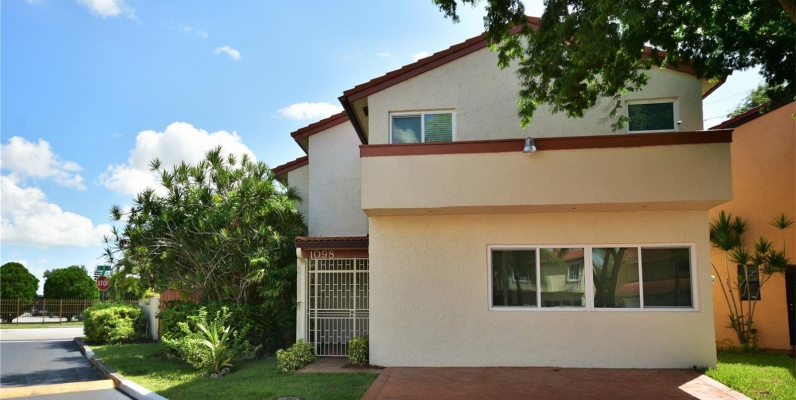 Casa a la Venta en MIAMI, Tamiami Lakes GeoBienes - Casa a la Venta en MIAMI, Tamiami Lakes - Plusvalia Guayaquil Casas de venta y alquiler Inmobiliaria Ecuador
