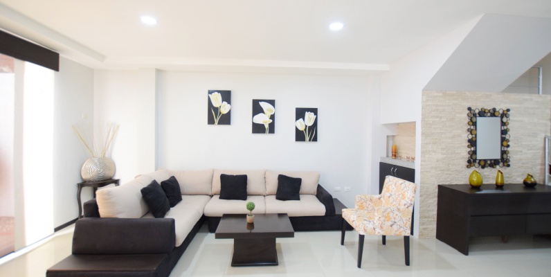 Casa amoblada en alquiler en la Urbanización San Sebastián, Vía Samborondón GeoBienes - Casa amoblada en alquiler en la Urbanización San Sebastián, Vía Samborondón - Plusvalia Guayaquil Casas de venta y alquiler Inmobiliaria Ecuador