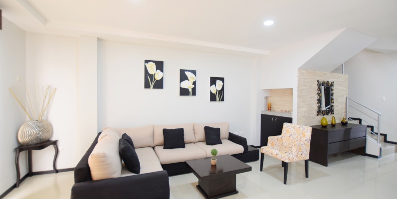 Casa amoblada en alquiler en la Urbanización San Sebastián, Vía Samborondón GeoBienes - Casa amoblada en alquiler en la Urbanización San Sebastián, Vía Samborondón - Plusvalia Guayaquil Casas de venta y alquiler Inmobiliaria Ecuador