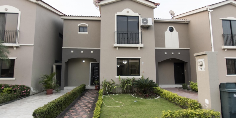 Casa amoblada en alquiler ubicada en Urbanización La Romareda GeoBienes - Casa amoblada en alquiler ubicada en Urbanización La Romareda - Plusvalia Guayaquil Casas de venta y alquiler Inmobiliaria Ecuador