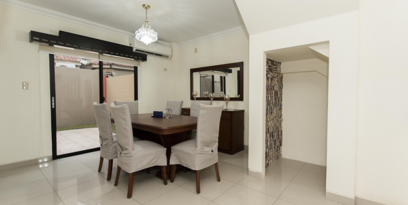 Casa amoblada en alquiler ubicada en Urbanización La Romareda GeoBienes - Casa amoblada en alquiler ubicada en Urbanización La Romareda - Plusvalia Guayaquil Casas de venta y alquiler Inmobiliaria Ecuador