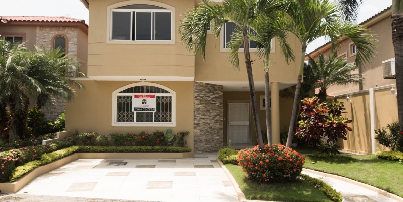 Casa de 2 plantas en alquiler ubicada en la Urbanización Portal al Sol GeoBienes - Casa de 2 plantas en alquiler ubicada en la Urbanización Portal al Sol - Plusvalia Guayaquil Casas de venta y alquiler Inmobiliaria Ecuador