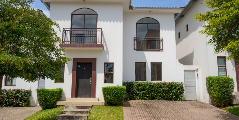 GeoBienes - Casa de 4 habitaciones en venta ubicada en la Urbanización Villas del Bosque - Plusvalia Guayaquil Casas de venta y alquiler Inmobiliaria Ecuador