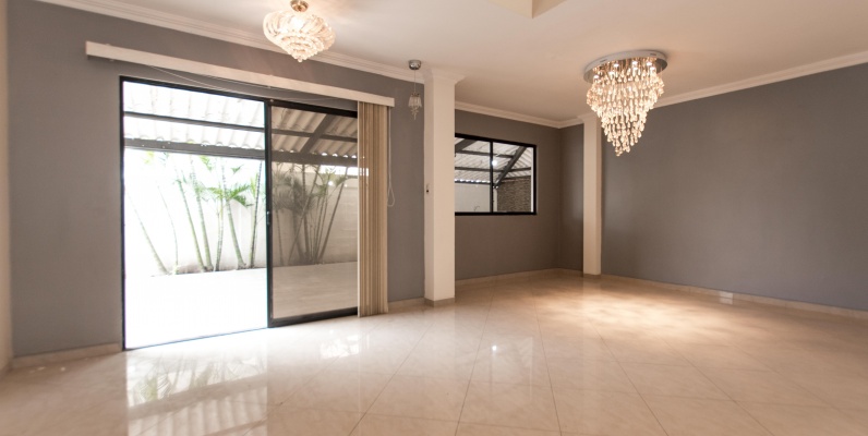 Casa de 4 habitaciones en venta urbanización Portal al Sol, vía a la Costa GeoBienes - Casa de 4 habitaciones en venta urbanización Portal al Sol, vía a la Costa - Plusvalia Guayaquil Casas de venta y alquiler Inmobiliaria Ecuador