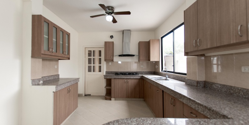 Casa de 4 habitaciones en venta urbanización Portal al Sol, vía a la Costa GeoBienes - Casa de 4 habitaciones en venta urbanización Portal al Sol, vía a la Costa - Plusvalia Guayaquil Casas de venta y alquiler Inmobiliaria Ecuador