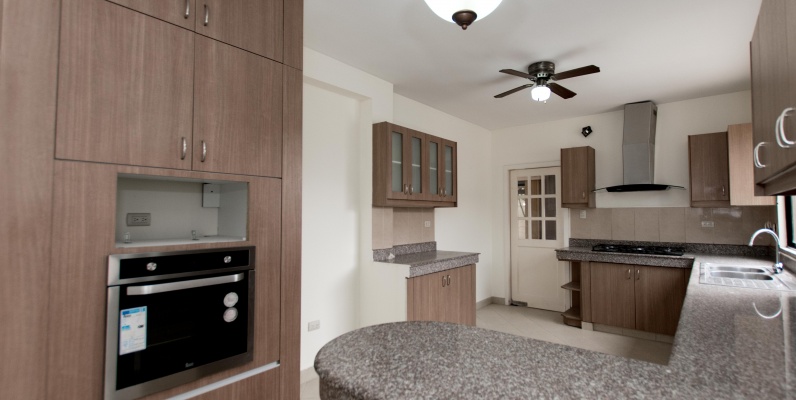 Casa de 4 habitaciones en venta urbanización Portal al Sol, vía a la Costa GeoBienes - Casa de 4 habitaciones en venta urbanización Portal al Sol, vía a la Costa - Plusvalia Guayaquil Casas de venta y alquiler Inmobiliaria Ecuador