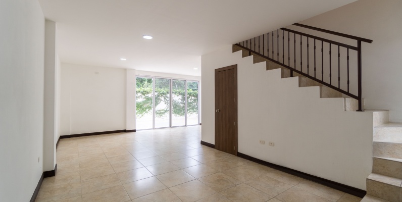 GeoBienes - Casa de dos plantas en venta en Urbanización Villas del Bosque, vía a la Costa - Plusvalia Guayaquil Casas de venta y alquiler Inmobiliaria Ecuador