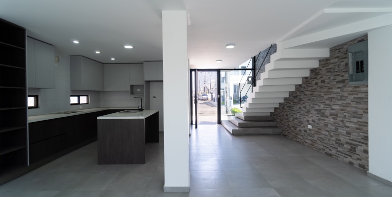 Casa de estreno en venta en Urbanización San Antonio, vía Samborondón GeoBienes - Casa de estreno en venta en Urbanización San Antonio, vía Samborondón - Plusvalia Guayaquil Casas de venta y alquiler Inmobiliaria Ecuador