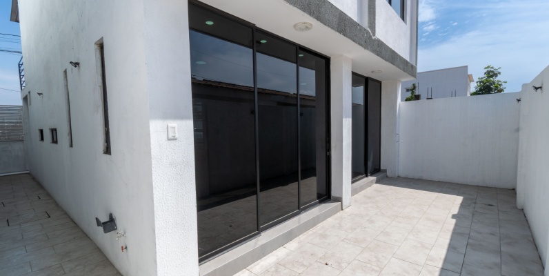 Casa de estreno en venta en Urbanización San Antonio, vía Samborondón GeoBienes - Casa de estreno en venta en Urbanización San Antonio, vía Samborondón - Plusvalia Guayaquil Casas de venta y alquiler Inmobiliaria Ecuador