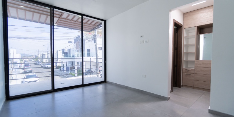 Casa de estreno en venta en Urbanización San Antonio, vía Samborondón GeoBienes - Casa de estreno en venta en Urbanización San Antonio, vía Samborondón - Plusvalia Guayaquil Casas de venta y alquiler Inmobiliaria Ecuador
