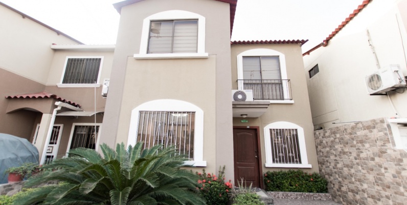 GeoBienes - Casa de tres dormitorios en venta ubicada en la Urbanización La Joya - Plusvalia Guayaquil Casas de venta y alquiler Inmobiliaria Ecuador