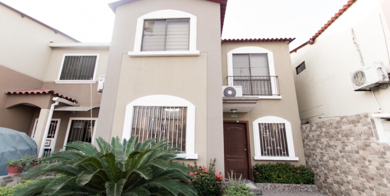 Casa de tres dormitorios en venta ubicada en la Urbanización La Joya GeoBienes - Casa de tres dormitorios en venta ubicada en la Urbanización La Joya - Plusvalia Guayaquil Casas de venta y alquiler Inmobiliaria Ecuador