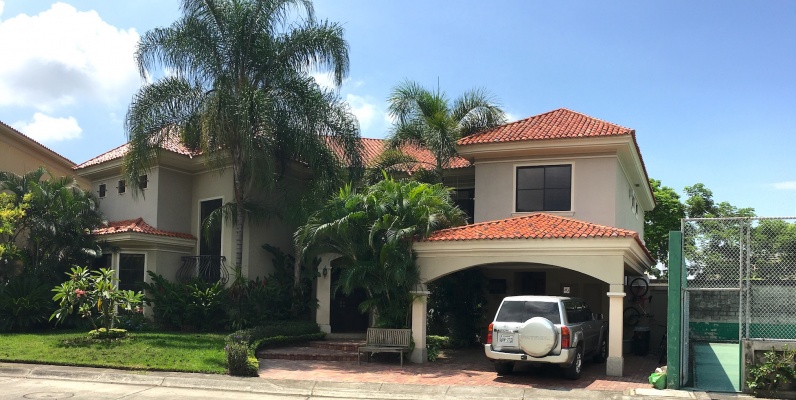 Casa de venta en Samborondón. Km. 5.5 oportunidad GeoBienes - Casa de venta en el Km 5.5 vía Samborondón. Exclusiva Urbanización - Plusvalia Guayaquil Casas de venta y alquiler Inmobiliaria Ecuador