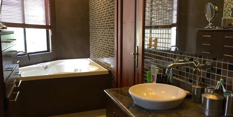 Casa de venta en Samborondón. Km. 5.5 oportunidad GeoBienes - Casa de venta en el Km 5.5 vía Samborondón. Exclusiva Urbanización - Plusvalia Guayaquil Casas de venta y alquiler Inmobiliaria Ecuador