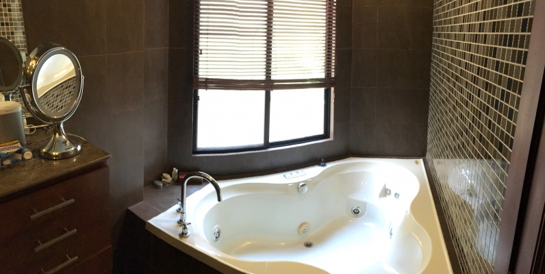 Casa de venta en Samborondón. Km. 5.5 oportunidad GeoBienes - Casa de venta en el Km 5.5 vía Samborondón. Exclusiva Urbanización - Plusvalia Guayaquil Casas de venta y alquiler Inmobiliaria Ecuador
