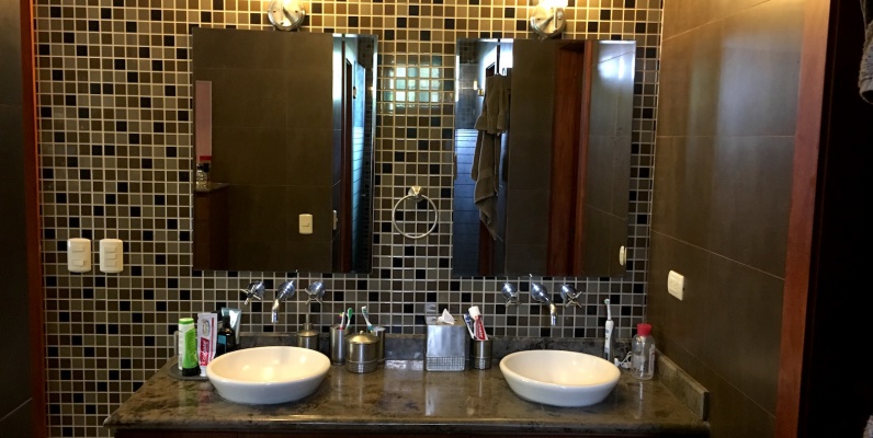 Casa de venta en Samborondón. Km. 5.5 oportunidad GeoBienes - Casa de venta en el Km 5.5 vía Samborondón. Exclusiva Urbanización - Plusvalia Guayaquil Casas de venta y alquiler Inmobiliaria Ecuador