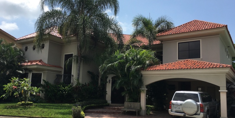 Casa de venta en Samborondón. Km. 5.5 oportunidad GeoBienes - Casa de venta en el Km 5.5 vía Samborondón. Exclusiva Urbanización - Plusvalia Guayaquil Casas de venta y alquiler Inmobiliaria Ecuador