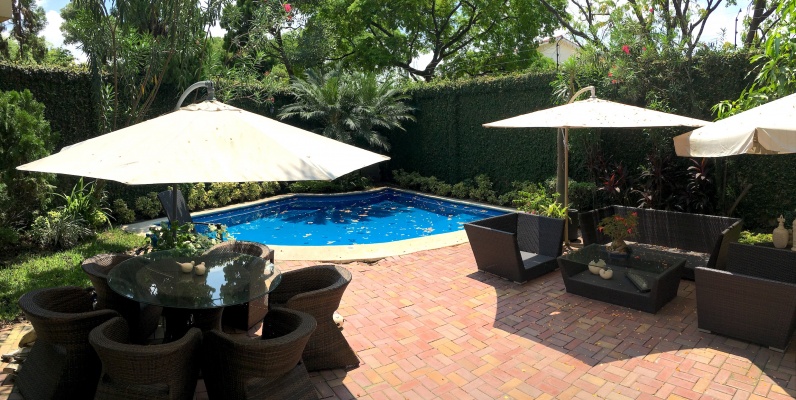 Casa de venta en Samborondón. Km. 5.5 oportunidad GeoBienes - Casa de venta en el Km 5.5 vía Samborondón. Exclusiva Urbanización - Plusvalia Guayaquil Casas de venta y alquiler Inmobiliaria Ecuador