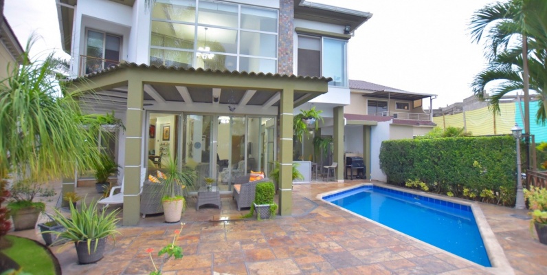 Casa en alquiler en urbanización Laguna del Sol, Samborondón GeoBienes - Casa en alquiler en urbanización Laguna del Sol, Samborondón - Plusvalia Guayaquil Casas de venta y alquiler Inmobiliaria Ecuador