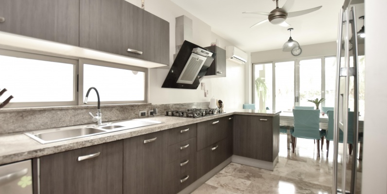 Casa en alquiler en urbanización Laguna del Sol, Samborondón GeoBienes - Casa en alquiler en urbanización Laguna del Sol, Samborondón - Plusvalia Guayaquil Casas de venta y alquiler Inmobiliaria Ecuador