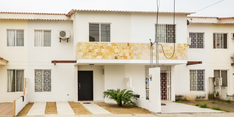 Casa en alquiler en Urbanización Málaga II sector Vía Salitre GeoBienes - Casa en alquiler en Urbanización Málaga II sector Vía Salitre - Plusvalia Guayaquil Casas de venta y alquiler Inmobiliaria Ecuador