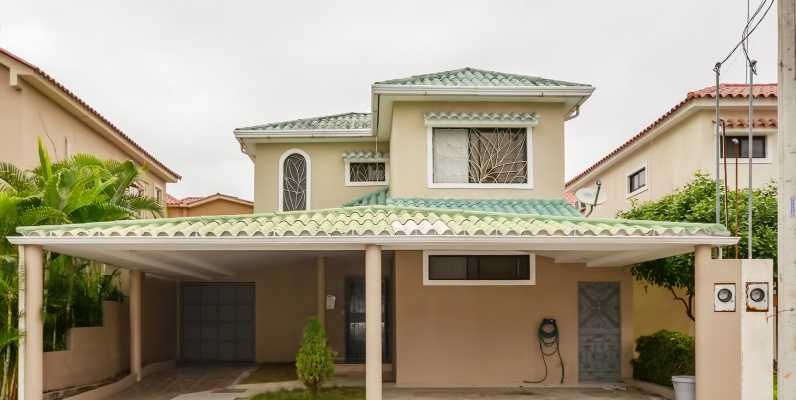 Casa en alquiler en urbanización Portal al Sol sector Vía a la Costa GeoBienes - Casa en alquiler en urbanización Portal al Sol sector Vía a la Costa - Plusvalia Guayaquil Casas de venta y alquiler Inmobiliaria Ecuador