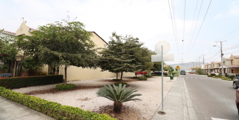 Casa en alquiler ubicada en la Urbanización La Rioja, Etapa Almeria GeoBienes - Casa en alquiler ubicada en la Urbanización La Rioja, Etapa Almeria - Plusvalia Guayaquil Casas de venta y alquiler Inmobiliaria Ecuador