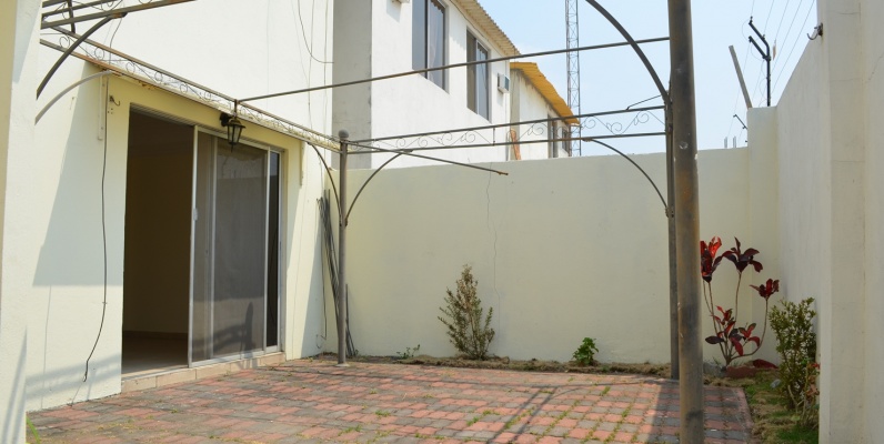 Casa en Alquiler urbanización Cataluña vía Salitre - Samborondon GeoBienes - Casa en Alquiler urbanización Cataluña vía Salitre - Samborondon - Plusvalia Guayaquil Casas de venta y alquiler Inmobiliaria Ecuador