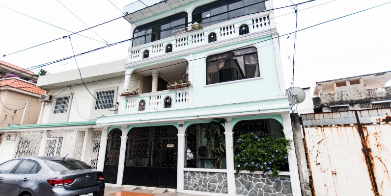 Casa en venta de 3 pisos y 3 departamentos ubicada en Guayacanes. GeoBienes - Casa en venta de 3 pisos y 3 departamentos ubicada en Guayacanes. - Plusvalia Guayaquil Casas de venta y alquiler Inmobiliaria Ecuador