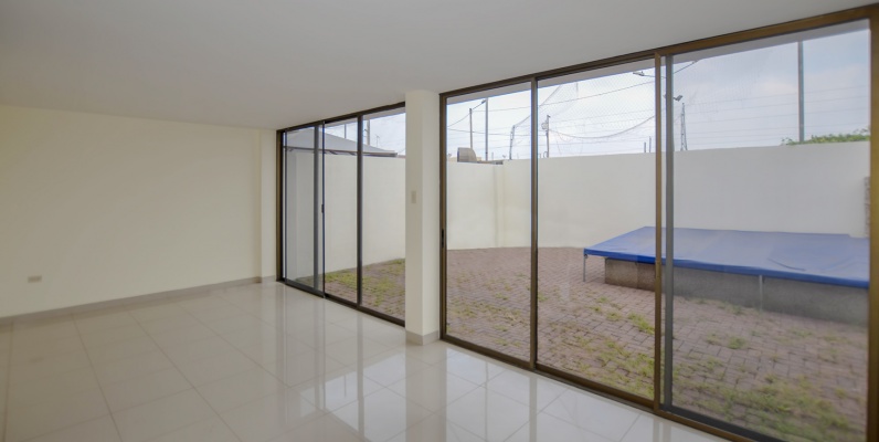 GeoBienes - Casa en venta en Mallorca Village sector vía a Samborondón - Plusvalia Guayaquil Casas de venta y alquiler Inmobiliaria Ecuador