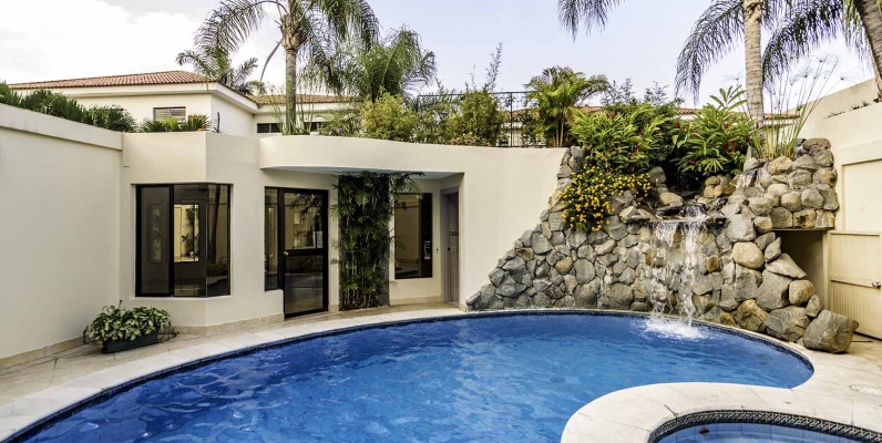 Casa en Venta en Urb. Río Grande, Vía a Samborondón GeoBienes - Casa en Venta en Urb. Río Grande, Vía a Samborondón - Plusvalia Guayaquil Casas de venta y alquiler Inmobiliaria Ecuador