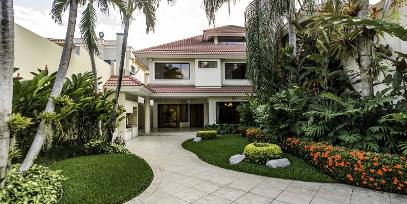 Casa en Venta en Urb. Río Grande, Vía a Samborondón GeoBienes - Casa en Venta en Urb. Río Grande, Vía a Samborondón - Plusvalia Guayaquil Casas de venta y alquiler Inmobiliaria Ecuador
