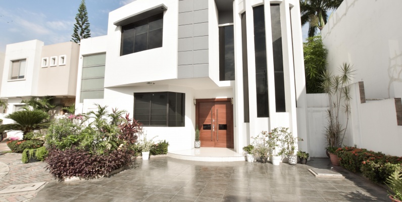 Casa en venta en urbanización Bouganville GeoBienes - Casa en venta en Vía Samborondón km 2.5 - Urb. Bouganville - Plusvalia Guayaquil Casas de venta y alquiler Inmobiliaria Ecuador