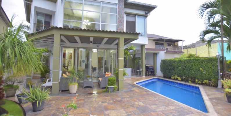 Casa en venta en urbanización Laguna del Sol, Samborondón GeoBienes - Casa en venta en urbanización Laguna del Sol, Samborondón - Plusvalia Guayaquil Casas de venta y alquiler Inmobiliaria Ecuador