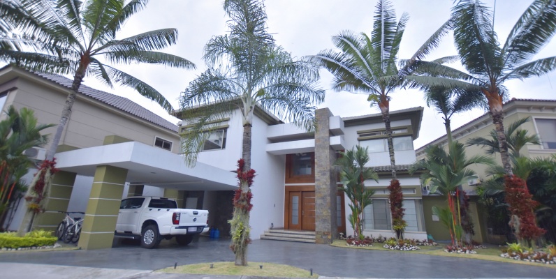 Casa en venta en urbanización Laguna del Sol, Samborondón GeoBienes - Casa en venta en urbanización Laguna del Sol, Samborondón - Plusvalia Guayaquil Casas de venta y alquiler Inmobiliaria Ecuador