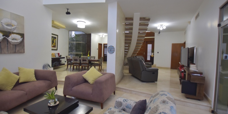 Casa en venta en urbanización Laguna del Sol, Samborondón GeoBienes - Casa en venta en urbanización Laguna del Sol, Samborondón - Plusvalia Guayaquil Casas de venta y alquiler Inmobiliaria Ecuador