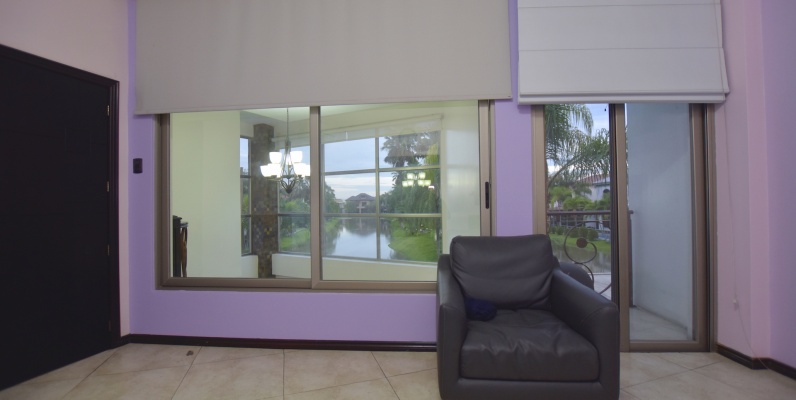 Casa en venta en urbanización Laguna del Sol, Samborondón GeoBienes - Casa en venta en urbanización Laguna del Sol, Samborondón - Plusvalia Guayaquil Casas de venta y alquiler Inmobiliaria Ecuador