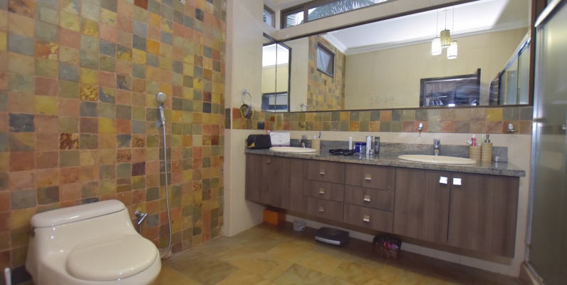 Casa en venta en urbanización Laguna del Sol, Samborondón GeoBienes - Casa en venta en urbanización Laguna del Sol, Samborondón - Plusvalia Guayaquil Casas de venta y alquiler Inmobiliaria Ecuador