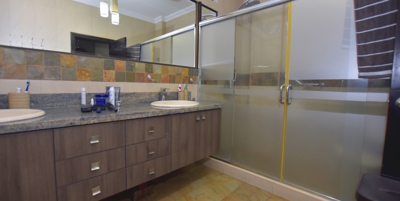 Casa en venta en urbanización Laguna del Sol, Samborondón GeoBienes - Casa en venta en urbanización Laguna del Sol, Samborondón - Plusvalia Guayaquil Casas de venta y alquiler Inmobiliaria Ecuador