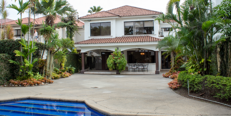 Casa en venta en Urbanización Vista al Parque, Samborondón GeoBienes - Casa en venta en Samborondón - Plusvalia Guayaquil Casas de venta y alquiler Inmobiliaria Ecuador