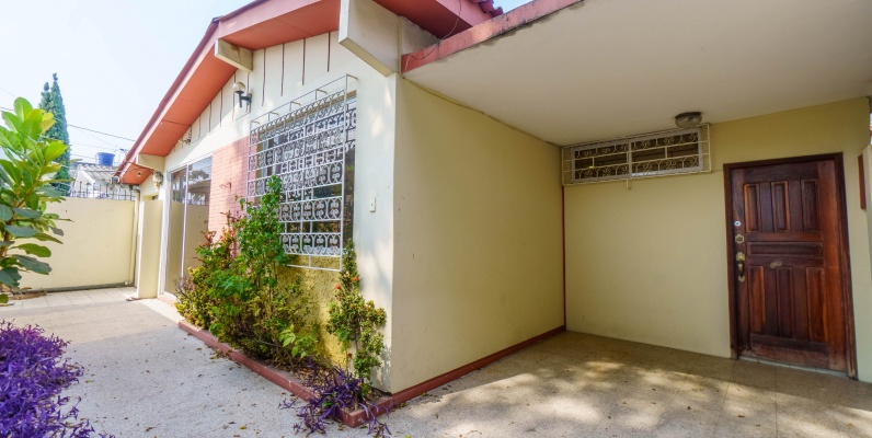 Casa en venta ubicada en Cdla del IESS, Sur de Guayaquil GeoBienes - Casa en venta ubicada en Cdla del IESS, Sur de Guayaquil - Plusvalia Guayaquil Casas de venta y alquiler Inmobiliaria Ecuador